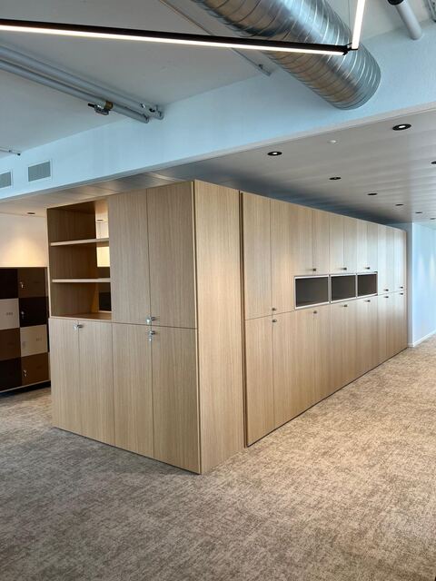 Ensemble de rangement en bois en open-space