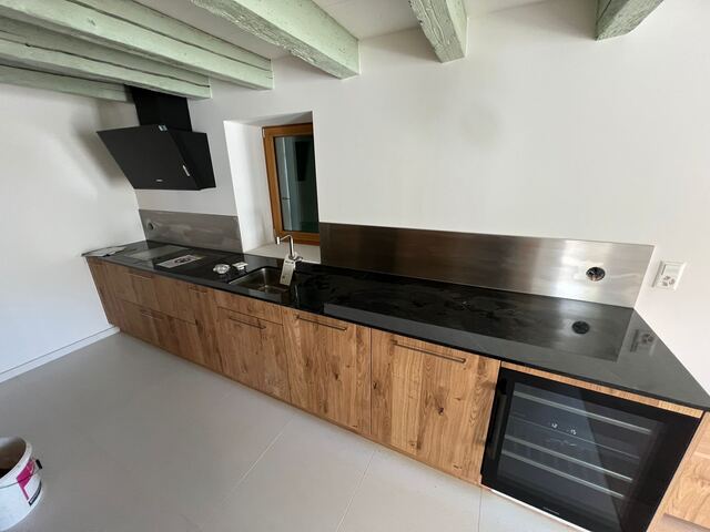Crédence en inox dans une cuisine de chalet