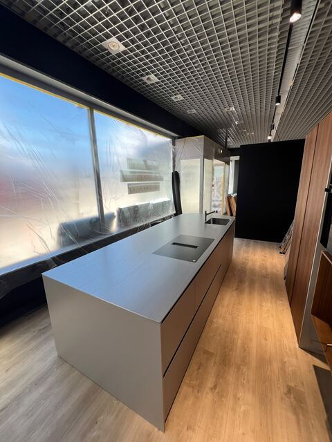 Plan de travail inox sur îlot de cuisine contemporain
