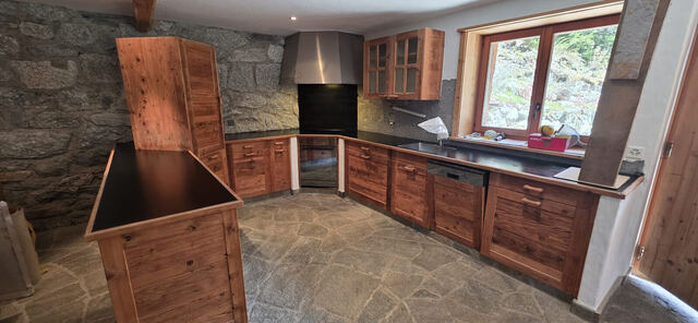 Plans de travail inox noir dans une cuisine de chalet