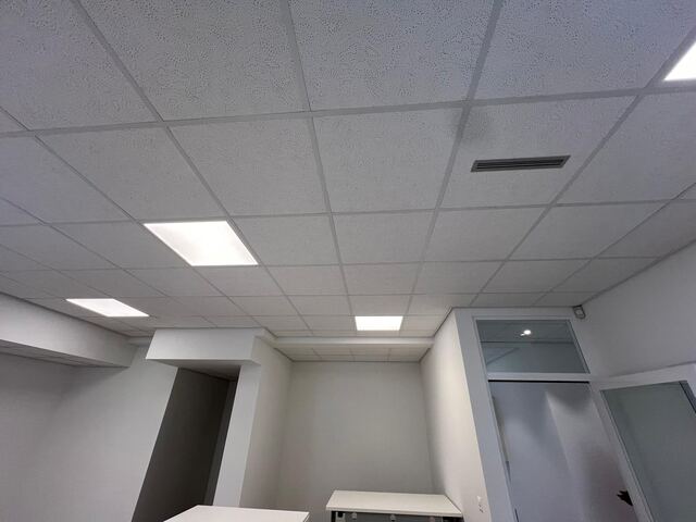Pose d'un faux-plafond dans des bureaux