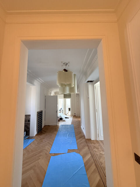 Couloir avec moulures et corniches restaurées