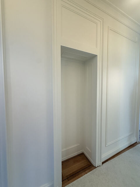 Niche intégrée aux boiseries existantes