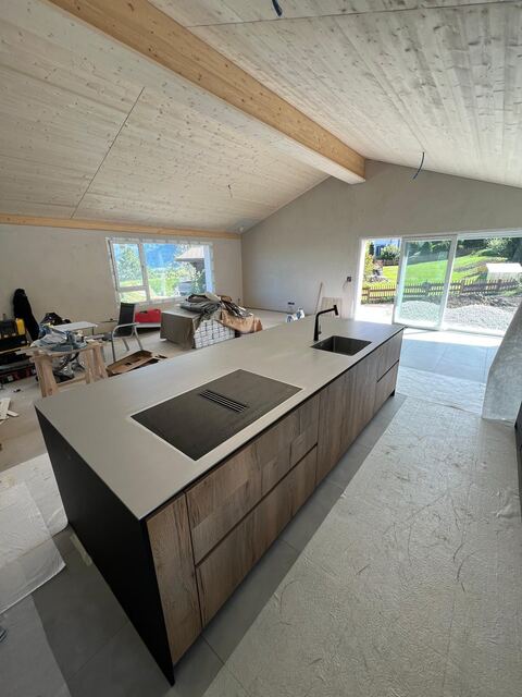 Plan de travail inox sur îlot dans une cuisine de chalet