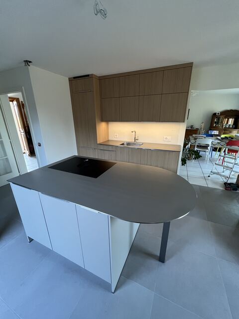 Plan de travail inox sur îlot de cuisine avec plan de cuisson à induction