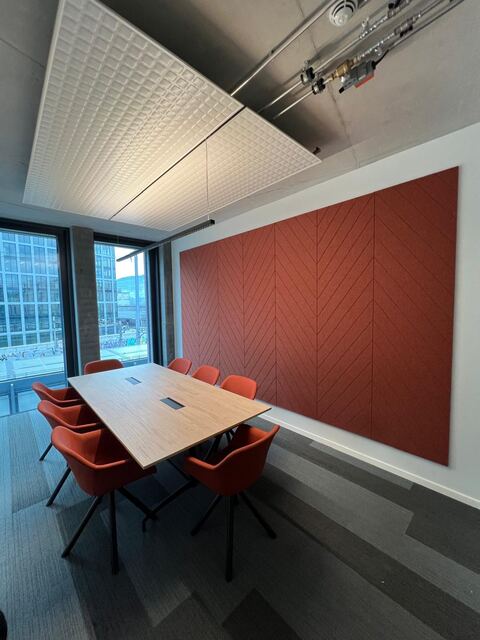 Salle de réunion avec panneaux acoustiques